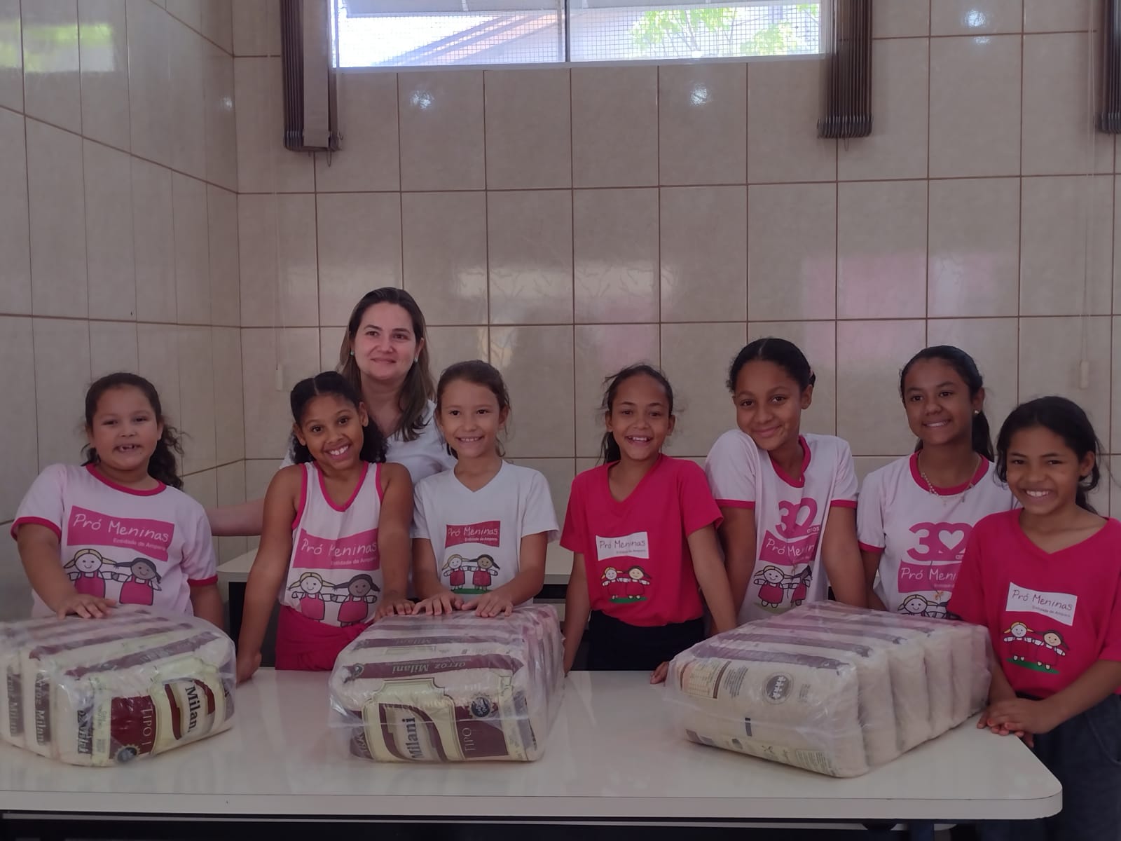 Cerealista Milani doa 90 kilos de arroz para a Pro Meninas
