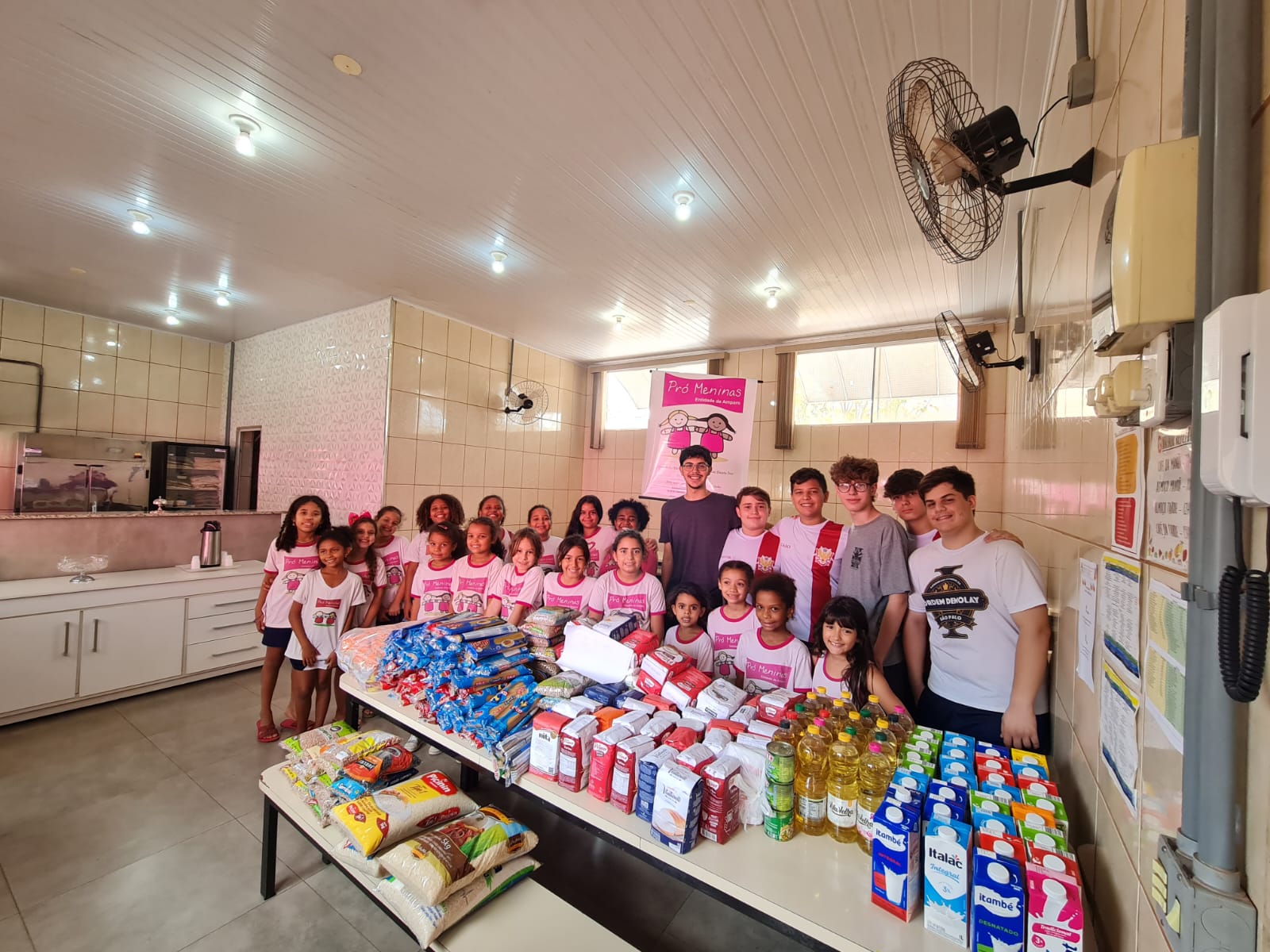Maçonaria/Loja União e Caridade Jauense/Grupo de Jovens Demolay doam alimentos pro Pro Meninas